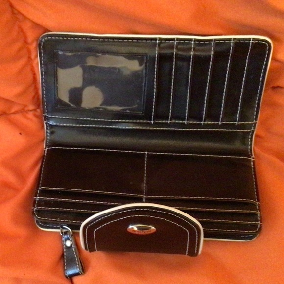 Kenneth Cole Reaction Black Leather Wallet - Picture 2 of 9